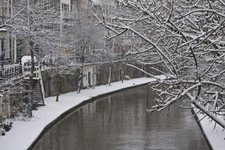 844960 Gezicht op de besneeuwde Oudegracht-westzijde vanaf de Zandbrug te Utrecht.